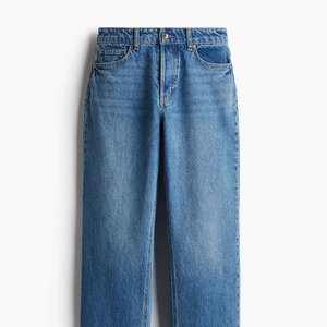 Já a calça jeans reta, um clássico indispensável, pode ser encontrada na H&M por R$ 249,90