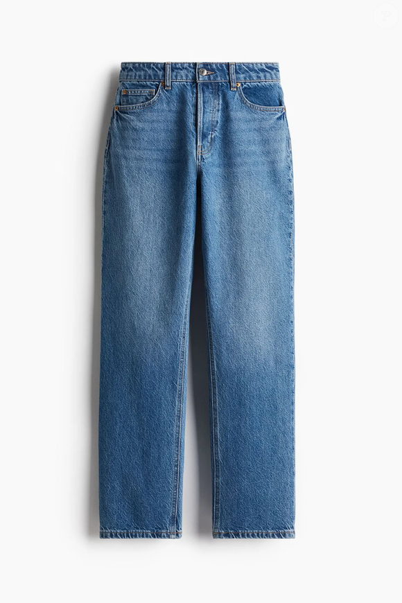 Já a calça jeans reta, um clássico indispensável, pode ser encontrada na H&M por R$ 249,90