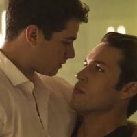 O medo do beijo gay se repete na Globo: cena de Mau Mau e Felipe é adiada em 'Quem Ama Cuida' e lembra polêmica há 21 anos; novela sofreu 'boicote' por momento esperado