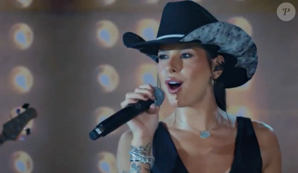 Ana Castela surpreendeu o público ao participar de Coração Acelerado, novela das 19h da TV Globo. Após a exibição, a cantora recebeu um convite público da diretora Amora Mautner, que ainda citou Larissa Manoela em tom de brincadeira