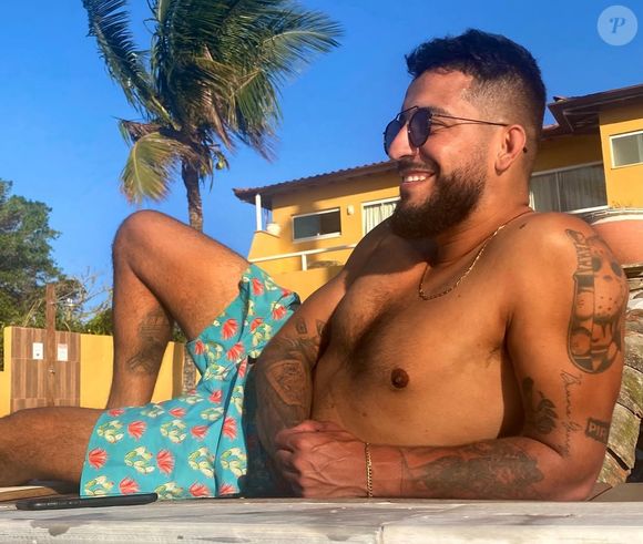 Sensualidade em alta: cantor do Estrela da Casa arranca suspiros com cliques ousados