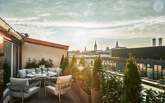 O hotel escolhido por Harry Kane oferece piscina interna aquecida, spa, restaurantes renomados, suítes de luxo e experiências inspiradas na realeza da Baviera. Conheça todos os detalhes