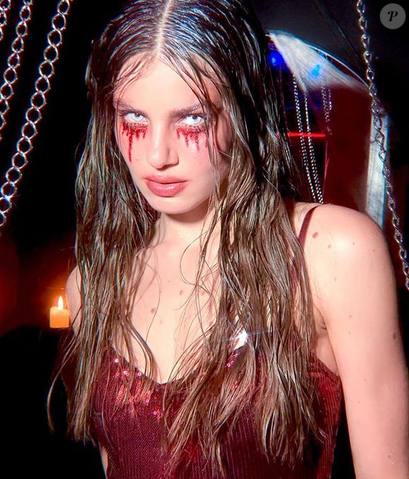 Halloween com maquiagem poderosa: Camila Queiroz ousou em seu visual nesta fantasia