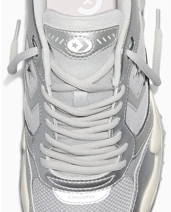 Acabamento metalizado eleva produções simples e reforça o apelo fashion do modelo da Converse