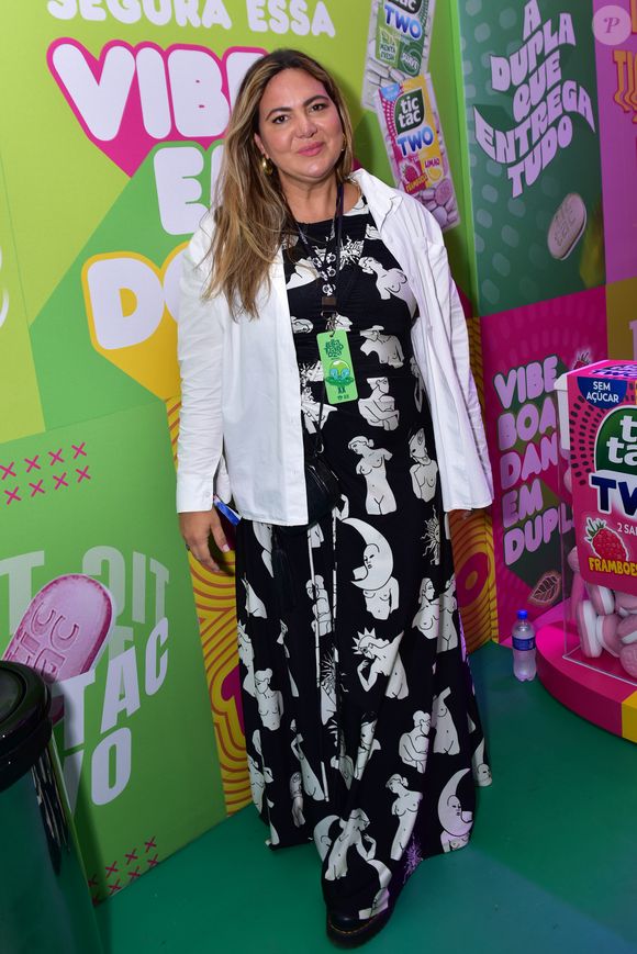 Lollapalooza 2026: empresária Carol Sampaio usou um vestido P&B estampado com uma camisa