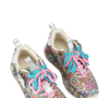 Kurt Geiger London aposta em um tênis maximalista com estampa floral, paetês e detalhes brilhantes, transformando o calçado em protagonista dos looks