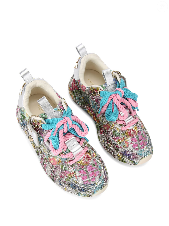 Kurt Geiger London aposta em um tênis maximalista com estampa floral, paetês e detalhes brilhantes, transformando o calçado em protagonista dos looks