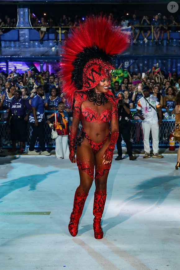 Iza sobre fantasia de rainha de bateria: 'Camaleônica, vestida de mil peles, pra representar tudo que Ney Matogrosso é'