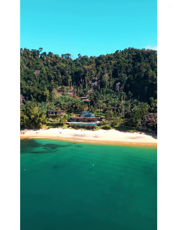 Casa que foi cenário da novela 'Vale Tudo' tem 200 metros de praia privativa.