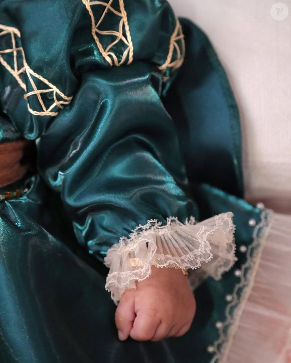 Close da barrinha do vestido de Clara, mostrando a riqueza nos detalhes da produção