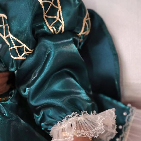 Close da barrinha do vestido de Clara, mostrando a riqueza nos detalhes da produção