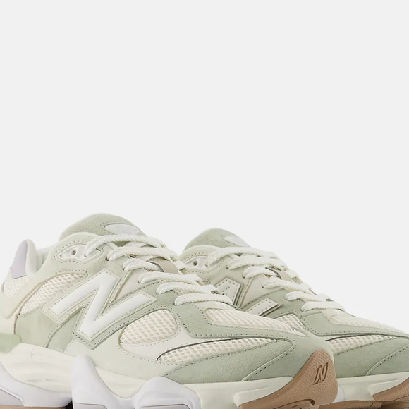 De passeios casuais até a ida à academia, a modelo já foi vista apostando o calçado em um visual casual e funcional, arrematado por um par robusto da marca