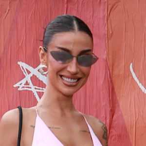 A criadora de conteúdo, que se tornou um dos maiores nomes da nova economia no Brasil, fala sobre suas origens na favela da Maré, no Rio de Janeiro, e sobre os desafios que enfrentou até consolidar sua marca no mercado de beleza.