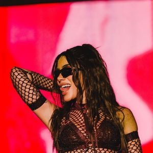 Anitta também pode servir de inspiração para o Rock in Rio 2026 com um look cheio de atitude: os recortes e o efeito de meia arrastão trazem a estética rocker perfeita para quem quer unir sensualidade, conforto e personalidade na Cidade do Rock