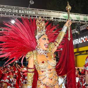 Juliana Paes parecia radiante durante a concentração