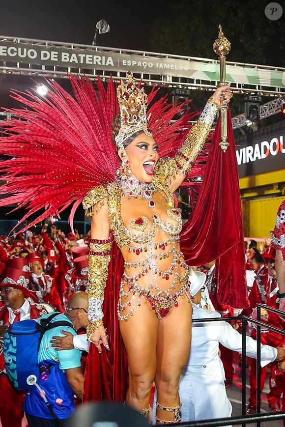 Juliana Paes parecia radiante durante a concentração