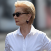 Carolina Herrera reinventa a camisa branca com um toque superfeminino que fica bem em qualquer idade