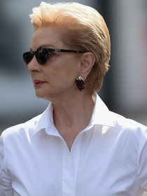 Carolina Herrera reinventa a camisa branca com um toque superfeminino que fica bem em qualquer idade