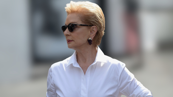 Carolina Herrera reinventa a camisa branca com um toque superfeminino que fica bem em qualquer idade