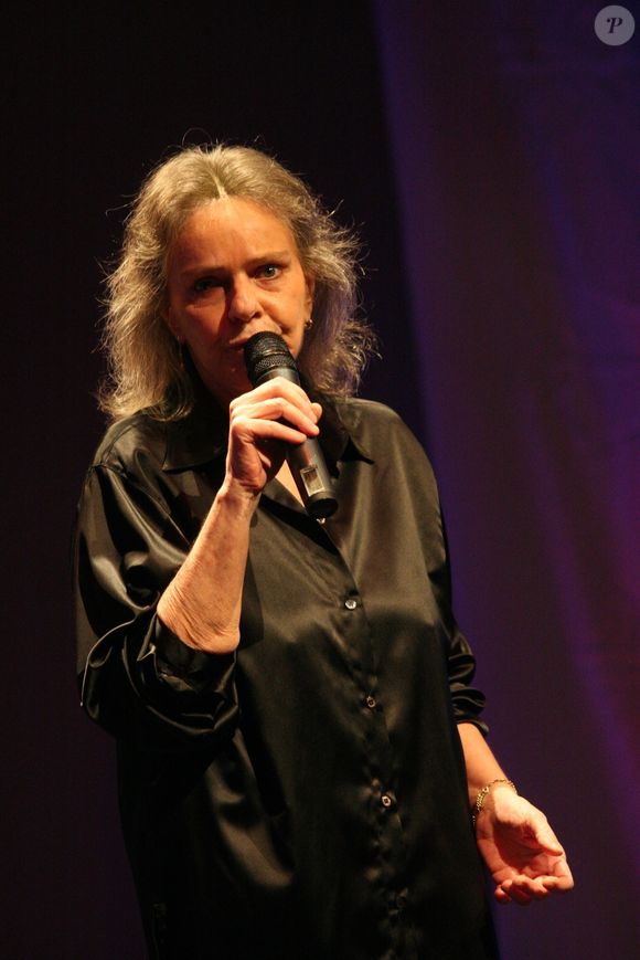 Cantora Angela Ro Ro, 75 anos, está internada há 28 dias e apresenta infecção pulmonar grave e crise renal