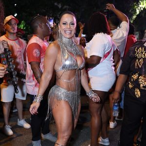 Viviane Araujo resgatou uma lembrança como rainha de bateria da Mancha Verde, onde reina há 20 anos. Um detalhe, no entanto, chamou a atenção e envolve Belo