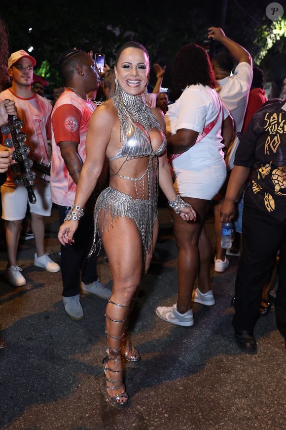 Viviane Araujo resgatou uma lembrança como rainha de bateria da Mancha Verde, onde reina há 20 anos. Um detalhe, no entanto, chamou a atenção e envolve Belo