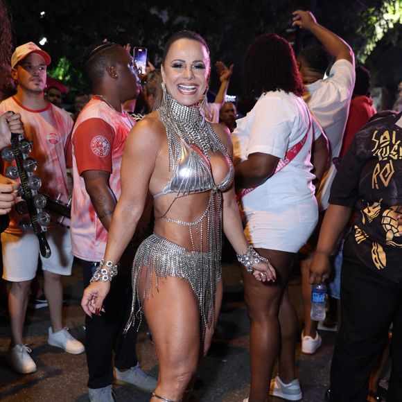 Viviane Araujo resgatou uma lembrança como rainha de bateria da Mancha Verde, onde reina há 20 anos. Um detalhe, no entanto, chamou a atenção e envolve Belo