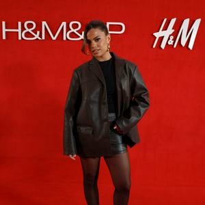 H&M no Brasil: Clara Buarque marcou presença na inauguração da marca em São Paulo