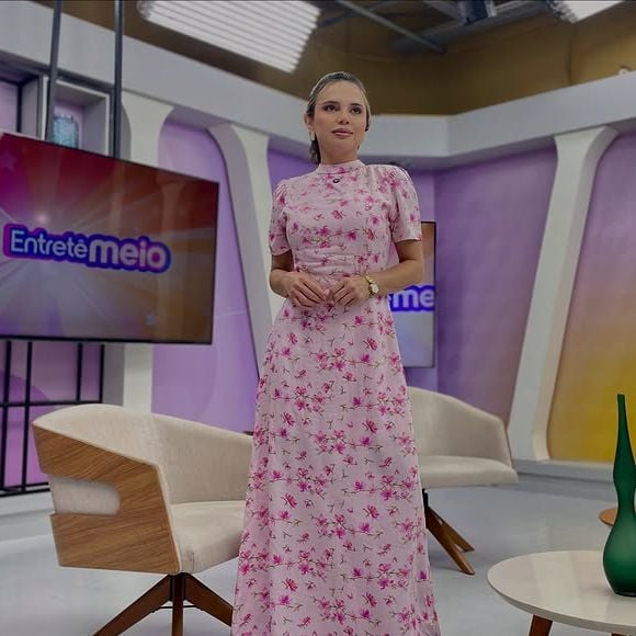 Namorada de Dudu Camargo, Suyane Pessoa aposta em vestido romântico na TV