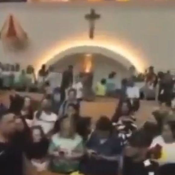 Um internauta disse 'Cena de Black Mirror', diante da cena de Virginia rezando e os outros filmando o momento.