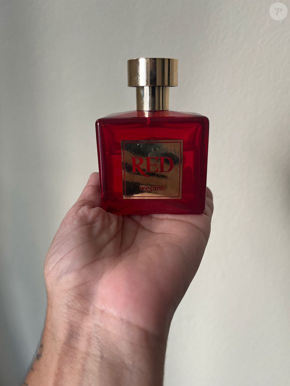 Ao longo dos anos, cada perfume da coleção passou a carregar memórias específicas, mas um em especial se destaca quando o assunto são elogios que eu recebo: o Red, da WePink
