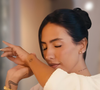 Durante a campanha de O Boticário, Gabi Brandt entregou o truque que transformou sua rotina de autocuidado. 'Pra mim, o melhor momento é logo depois do banho, quando a pele ainda está hidratada e mais receptiva à fragrância', explicou a influenciadora ao falar sobre a tendência de perfumação em camadas
