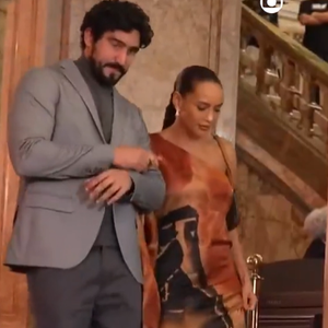 Raquel (Taís Araújo), acompanhada de Ivan (Renato Góes), assiste à queda de Fátima (Bella Campos) no Teatro Municipal