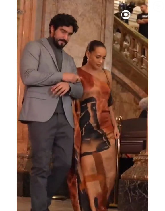 Raquel (Taís Araújo), acompanhada de Ivan (Renato Góes), assiste à queda de Fátima (Bella Campos) no Teatro Municipal