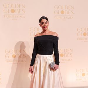 Carol Castro apostou em um visual de elegância clássica com um toque contemporâneo. O ponto focal do look é a saia volumosa em tafetá off-white, com modelagem evasê e comprimento midi, que confere um ar de Old Hollywood à produção