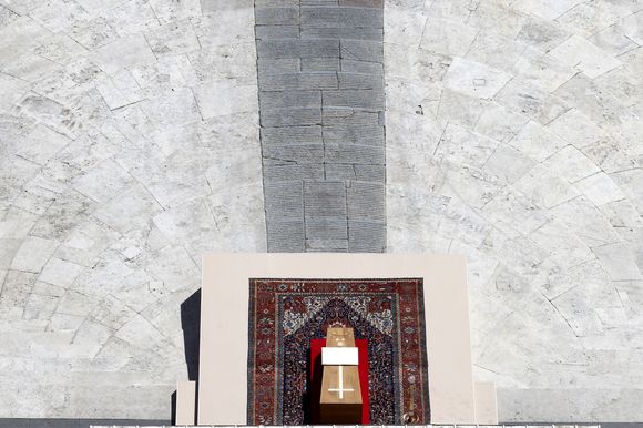 Caixão de Papa Francisco foi colocado em frente ao Altar da Confissão, na Basílica de São Pedro
