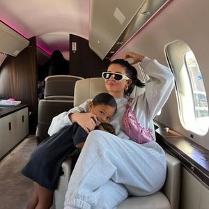 Kylie Jenner em seu jato particular de luxo, utilizado em viagens internacionais de negócios e lazer
