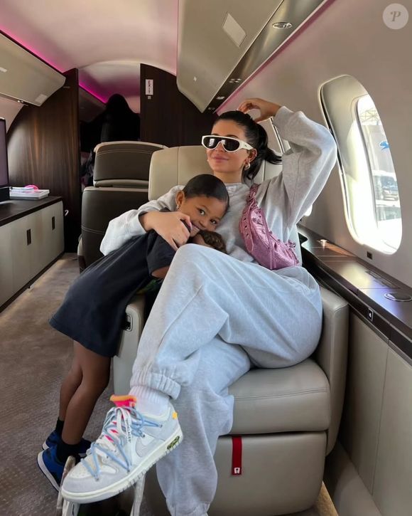 Kylie Jenner em seu jato particular de luxo, utilizado em viagens internacionais de negócios e lazer