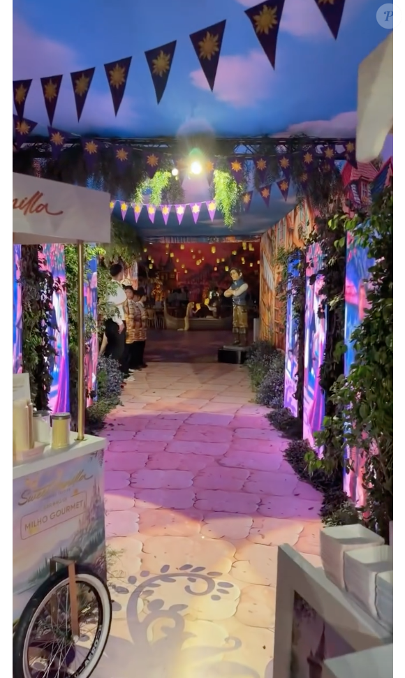Espaço contou com painéis de LED que exibem cenas da cidade retratada em 'Enrolados', criando uma ambientação inspirada na animação
