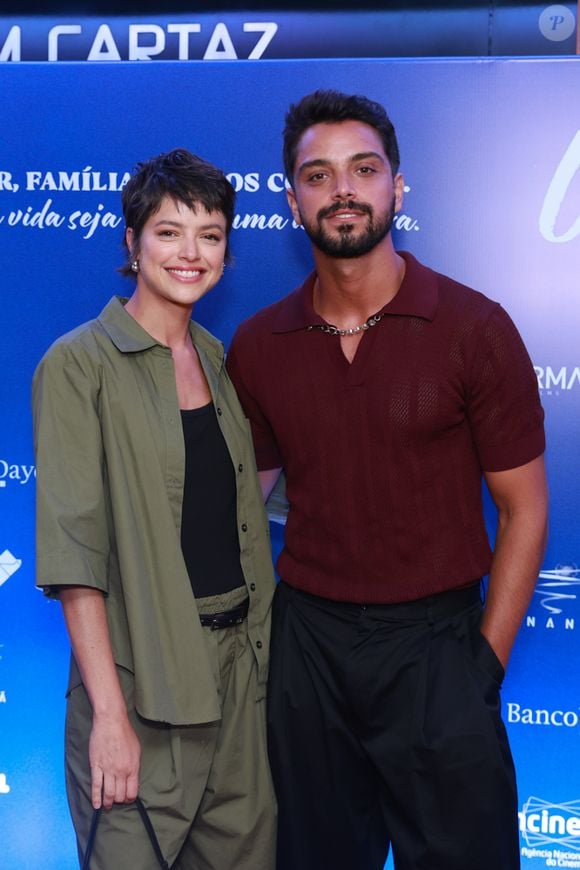 Agatha Moreira namora o ator Rodrigo Simas