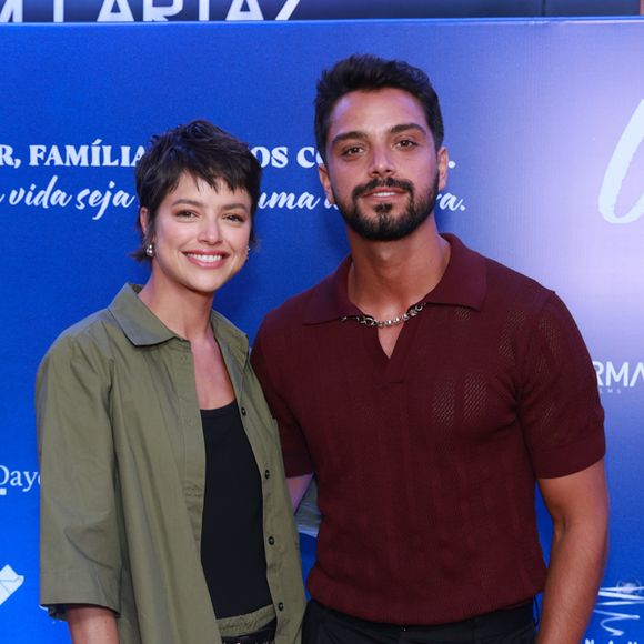 Agatha Moreira namora o ator Rodrigo Simas