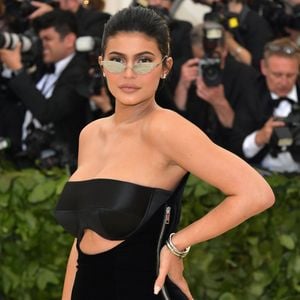 Kylie Jenner, de Alexander Wang, exibe boa forma 3 meses após dar à luz a filha Stormi