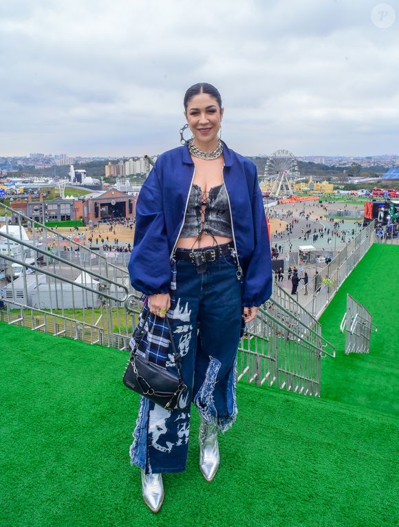 Foquinha escolheu uma calça jeans oversized, combinada com um casaco azul e um tom quase monocromático para o The Town 2025