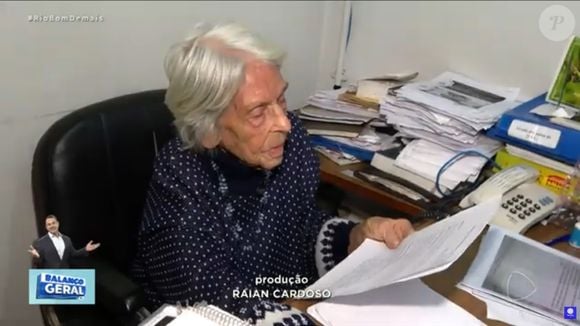 Perto dos 102 anos, diretora Aracy de Teixeira Lyra não leciona mais, porém mantém trabalhos na diretoria ligados às questões pedagógicas e dá conselhos a alunos - na imagem, reportagem quando já havia passado dos 100 anos