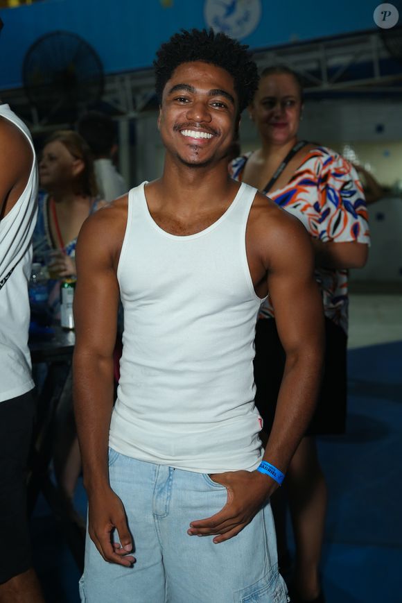 Ator da novela 'Três Graças', Guthierry Sotero apostou em camiseta regata para o ensaio da Beija-Flor rumo ao carnaval 2026