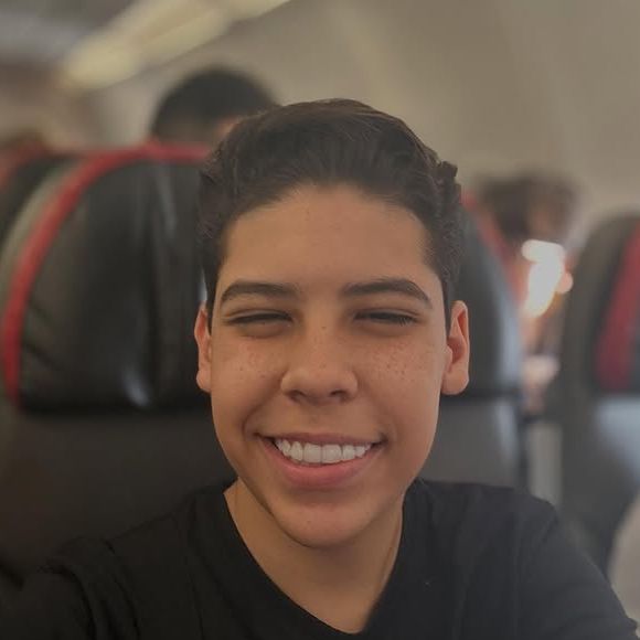 Miguel, o menino que viralizou como um ‘pastor mirim’, rebateu publicamente as críticas de Andressa Urach