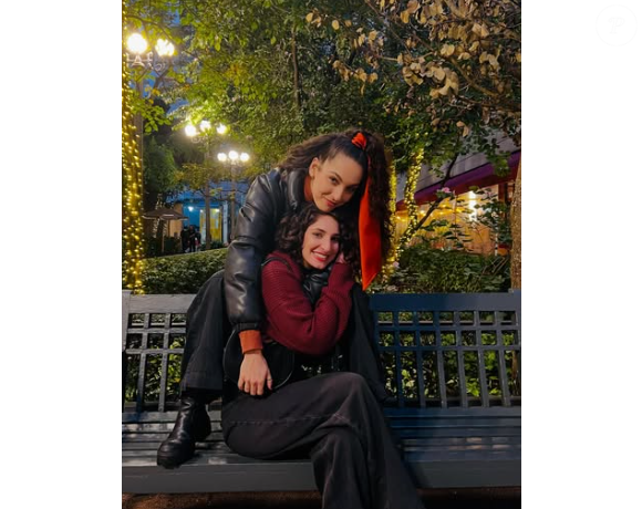 A atriz Bel Lima, que dá vida à Ayla, filha de Abel (Tony Ramos), na novela 'Dona de Mim', com a namorada, a cantora Bruna Pazinato.