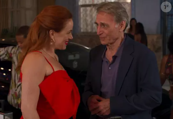 Em 'Vale Tudo', Aldeíde e Laudelino se casam e vão para Portugal.