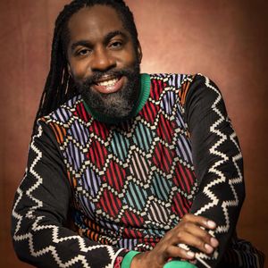 Lazaro Ramos elogia amigo Elisio Lopes Jr, primeiro autor negro : “A gente tá vivendo um momento de crescimento, mas ainda lamentamos notícias como ‘O primeiro autor negro…’ porque sabemos que temos talentos que podem fazer mais”, disse Lázaro.
