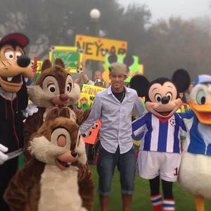 'Tico e Teco estão p*tos': Craque Neto ironiza passeio de Neymar na Disney após a Copa do Mundo de 2026 e dispara novas críticas ao camisa 10 ao vivo
